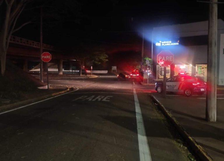 Homem é detido por suspeita de embriaguez após bater em moto de entregadora