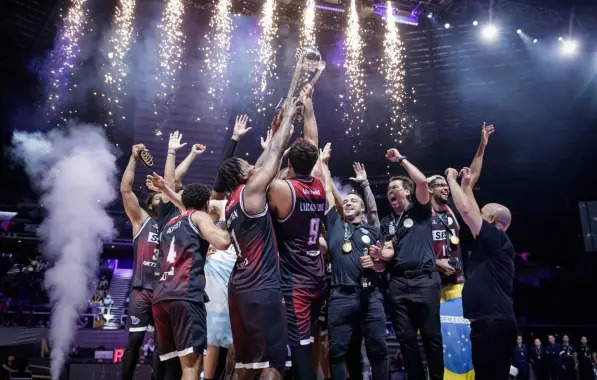 O MUNDO DE NOVO! FlaBasquete sobra no Intercontinental da FIBA e é  bicampeão mundial de clubes - Flamengo