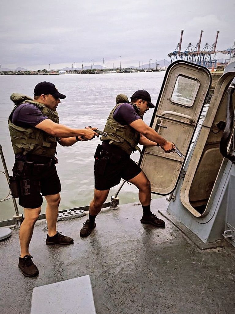Guarda de Santos realiza treino especial para abordagens em embarcações