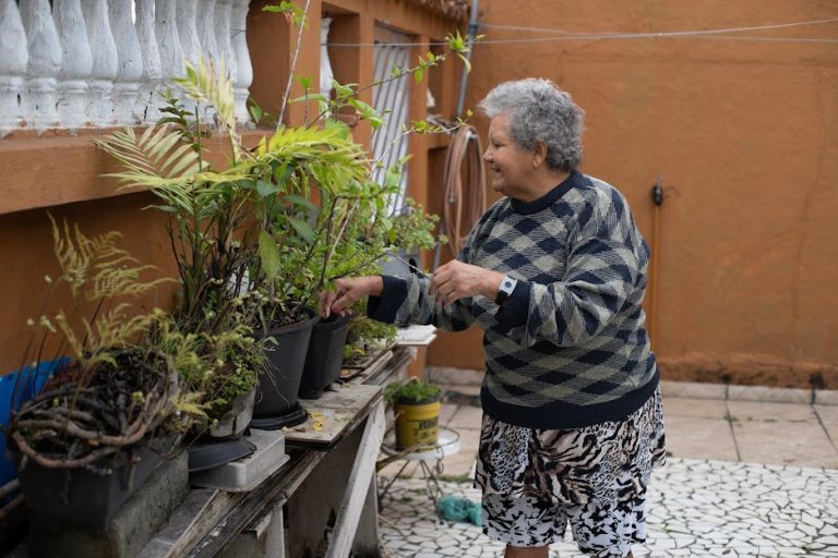 Teleassistência emergencial de Santos é disponível para idosos