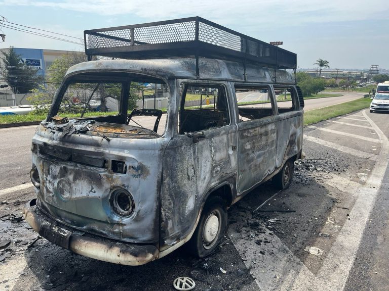 Kombi é incendiada na Santos Dumont em Campinas