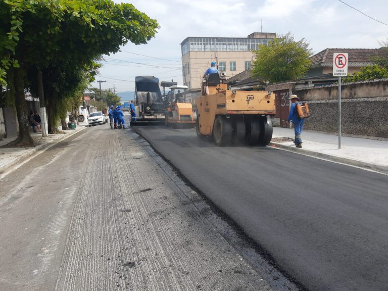 Santos realiza obra em mais uma rua do Saboó