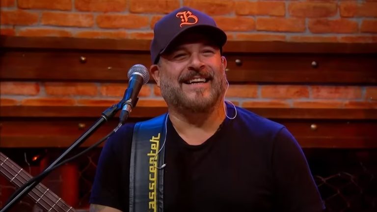 Mingau, do Ultraje a Rigor, interage com sua família piscando os olhos