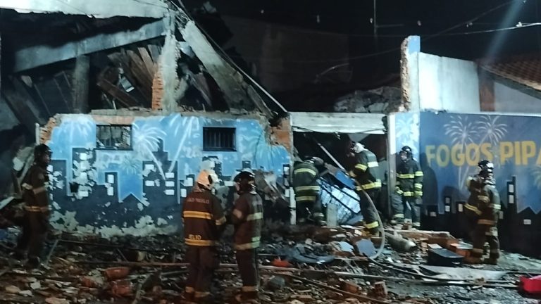 Moradores são retirados das casas após explosão em loja de fogos