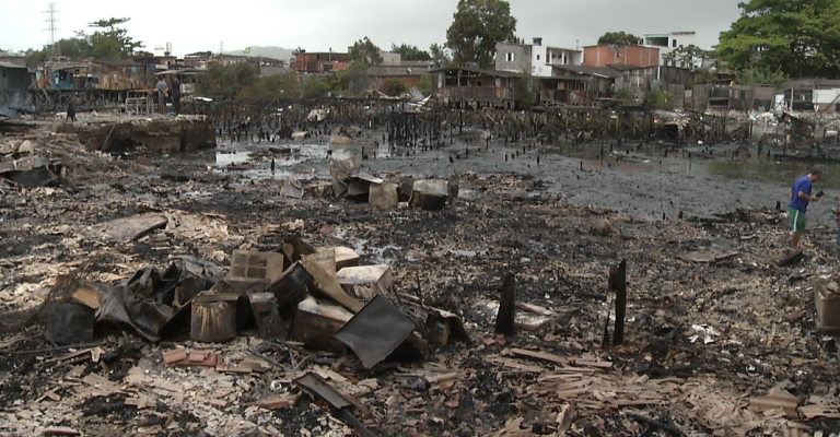 ‘Preciso conquistar tudo de novo’, diz mulher que perdeu a casa em incêndio em Santos