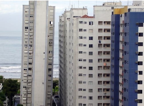 Você moraria em um dos mais de 300 prédios tortos de Santos?