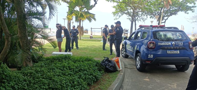 Guarda Municipal de Santos prende foragida da Justiça na orla da praia