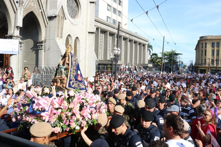 Festa de Nossa Senhora do Monte Serrat traz mais de 7 mil fieis para o Centro de Santos