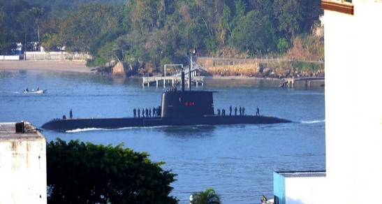 Submarino da Marinha faz um “rolê” no Porto de Santos