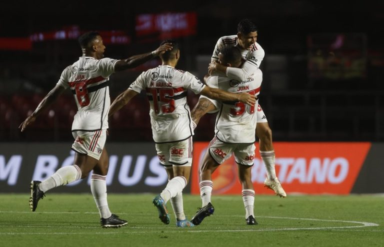 São Paulo bate Coritiba sob chuva e se afasta da zona de rebaixamento