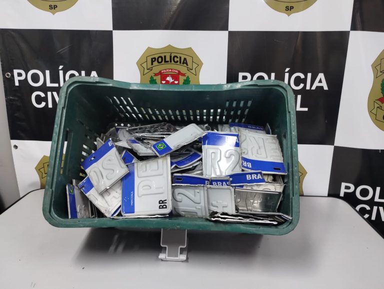 Três empresas de placas automotivas são investigadas pela polícia