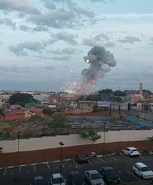 Urgente! Loja de fogos de artifício explode em Santa Bárbara