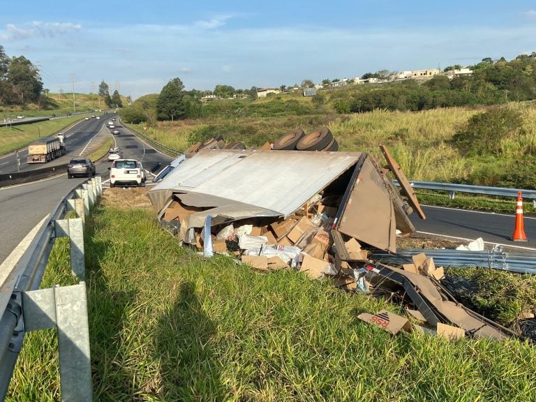 Carreta com 8 toneladas de plástico tomba em Campinas