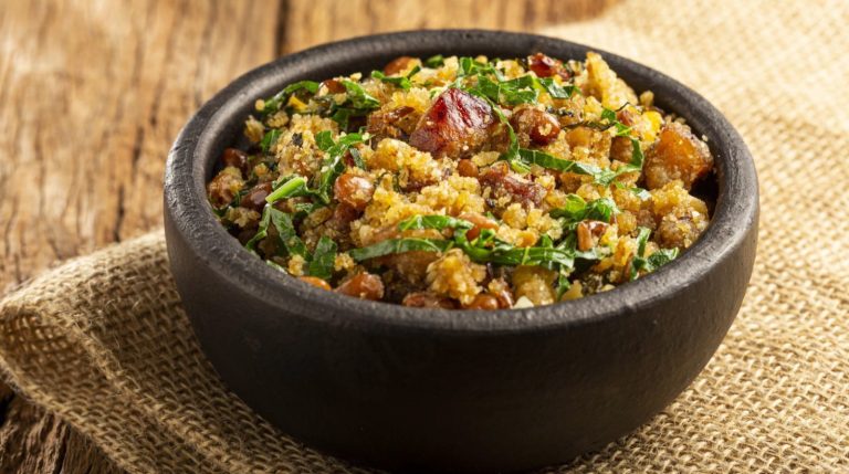 Aprende a fazer um prato  prático e fácil: feijão tropeiro 