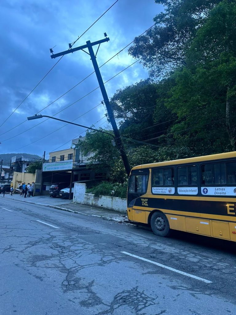 Ônibus escolar com estudantes bate contra poste no Guarujá