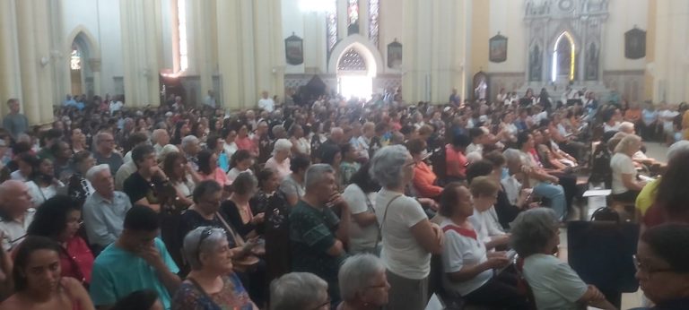 Devoção a padroeira: Catedral de Santos  lota em devoção à Nossa Senhora do Monte Serrat