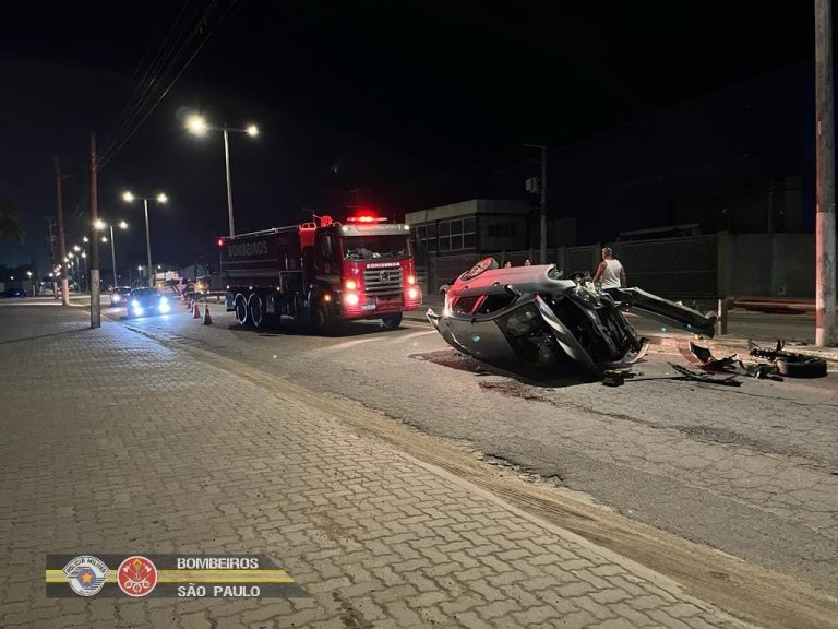 Carro com cinco pessoas capota na Rio-Santos em Caraguá