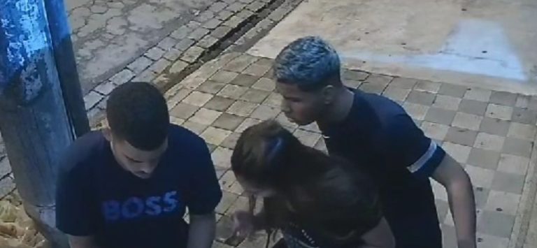 Dupla aproveita a calada da noite e rouba jovem em Santos