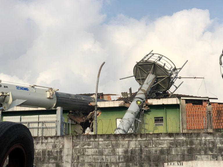 Caminhão guindaste que desabou sobre oito casas no Guarujá espera para ser removido