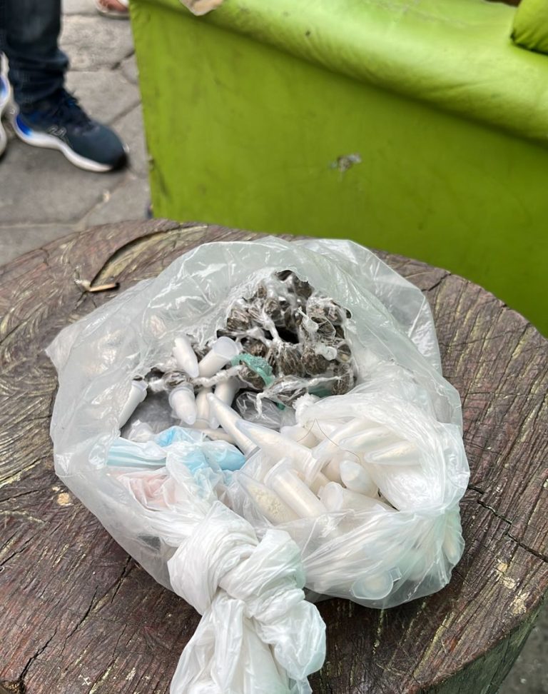 ‘Tráfico subiu no telhado’: Homem é preso com drogas dentro de imóvel