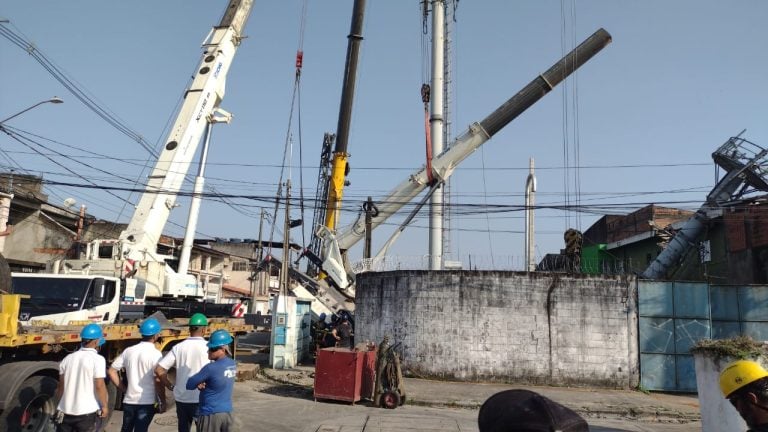 Caminhão-guindaste que desabou sobre imóveis no Guarujá é retirado