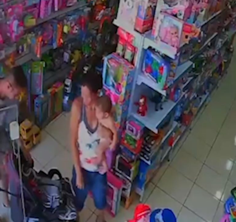 Mulheres furtam loja com criança no colo