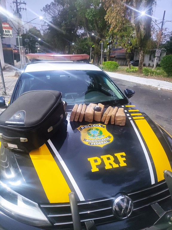 Passageira de carro de aplicativo é presa com droga