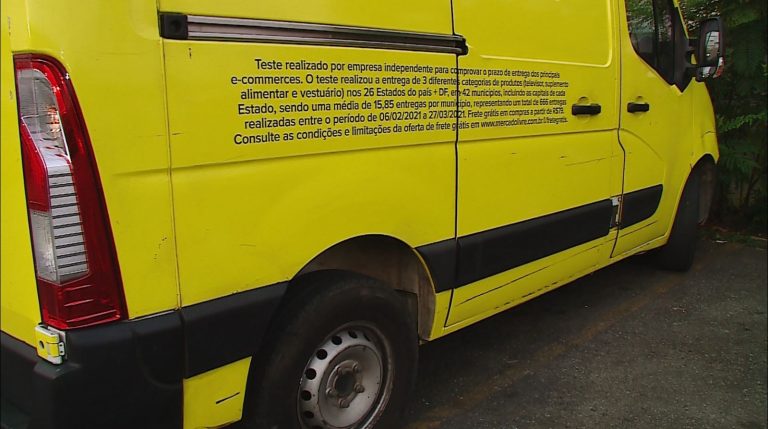 Ladrões roubam utilitário carregado com mercadoria e fazem motorista refém