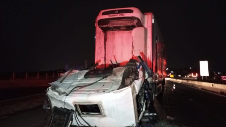 Motorista de 46 anos morre após acidente envolvendo dois caminhões
