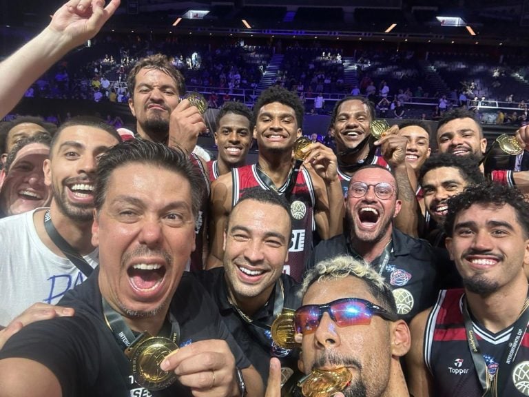 Helinho festeja mundial reverenciando gerações francanas