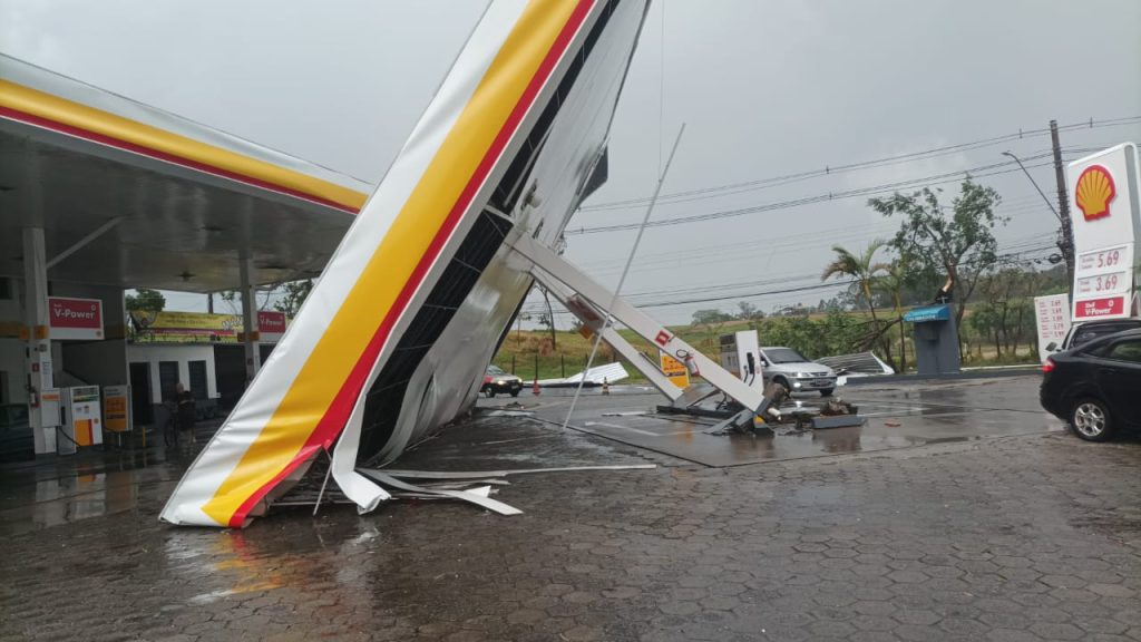 teto de posto levado pela chuva e vento em caçapava