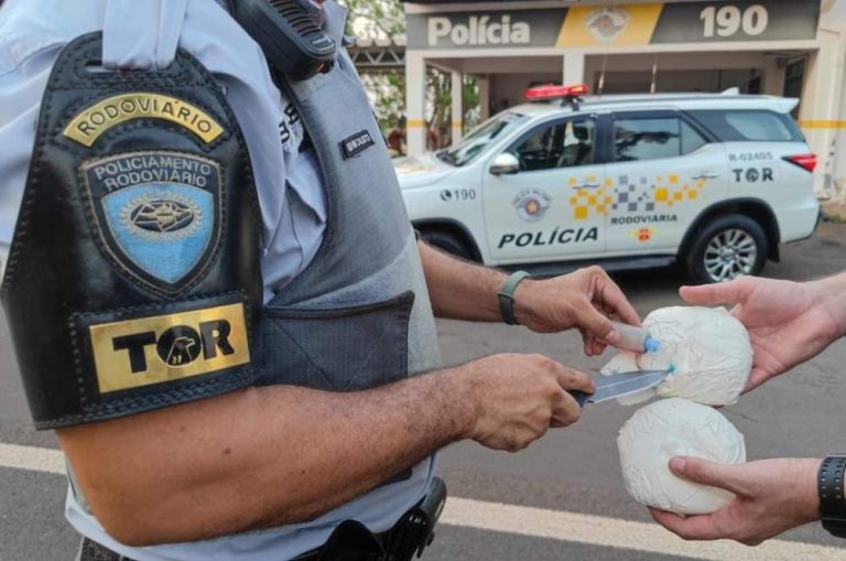 Jovem é detida pela Polícia Militar Rodoviária de Araçatuba (SP) com cocaína escondida em próteses mamárias