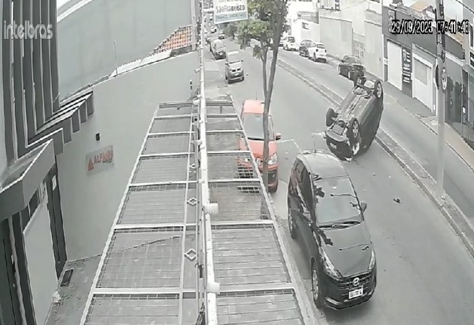 carro capota em jacareí