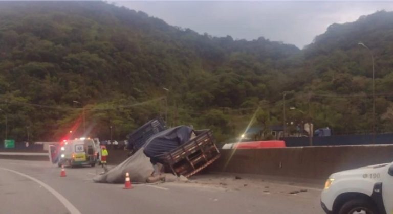 Caminhão bate contra mureta em rodovia do Litoral e complica o trânsito