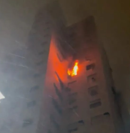 Apartamento da orla de Santos pega fogo e uma pessoa é socorrida