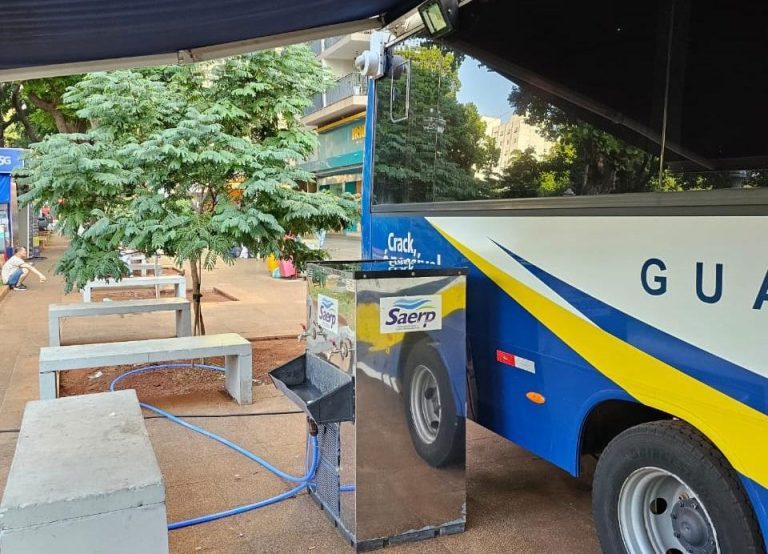 Um sol pra cada um e água no calçadão: Prefeitura instala bebedouro para hidratar população