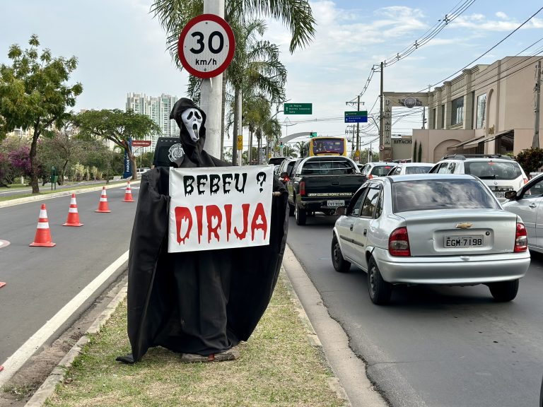 "bonecos da morte" chamam atenção de motoristas em Indaiatuba