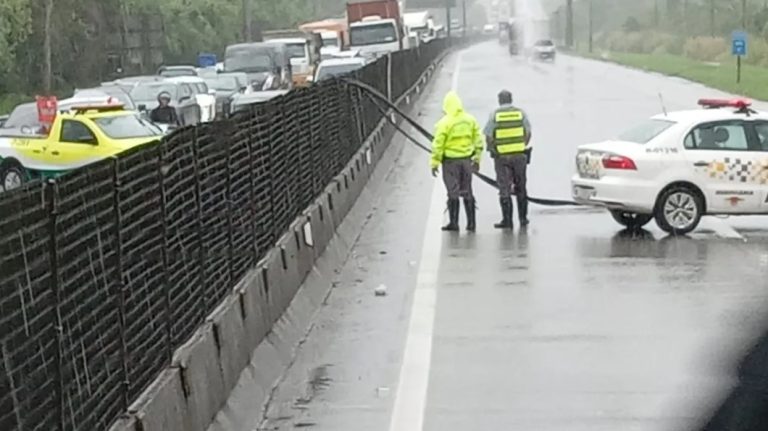 Cabos de energia caem e interditam rodovia do Litoral