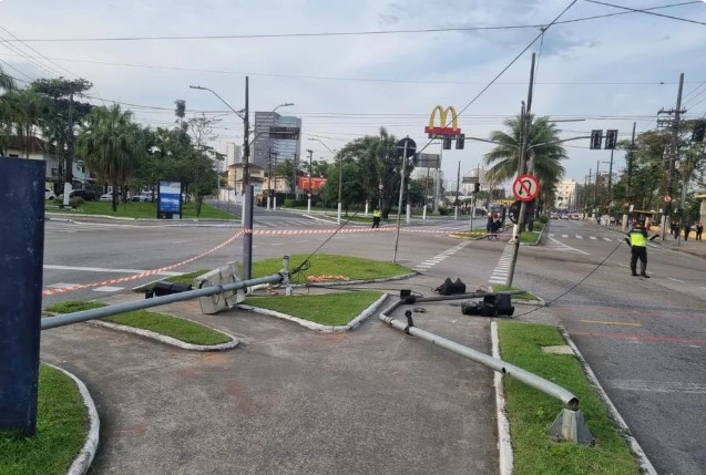 Caminhão-cegonha derruba postes e danifica fiação em Santos