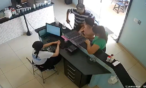 Vídeo | Homem armado com faca assalta sorveteria e leva 12 litros de sorvete