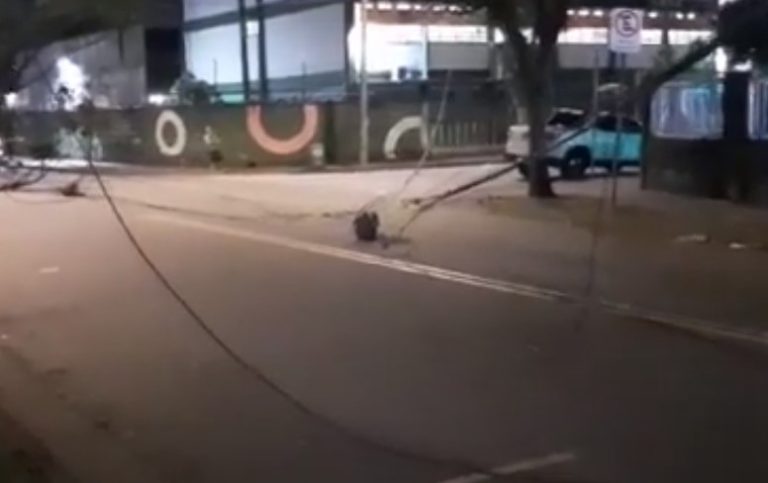 Caminhão derruba fiação em Santos e rua fica interditada