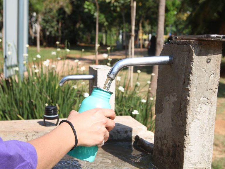 Casos de cálculo renal aumentam no verão; entenda 