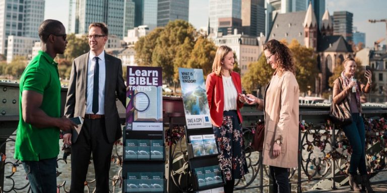 Testemunhas de Jeová lançam campanha mundial para soluções globais