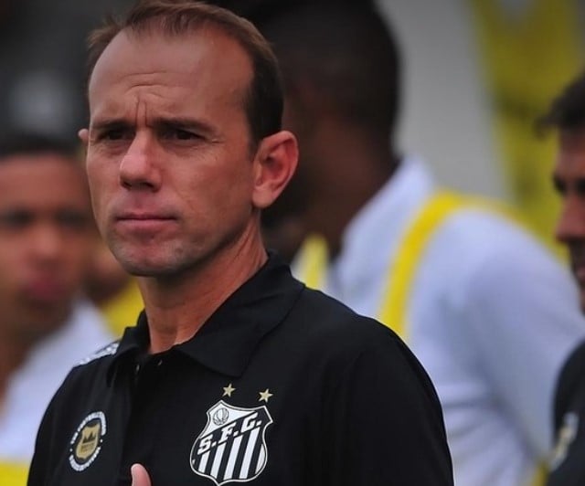 Técnico do futebol feminino do Santos é demitido após acusações de assédio
