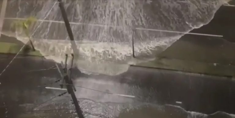 A calçada virou mar: Ressaca toma conta de avenida de Santos