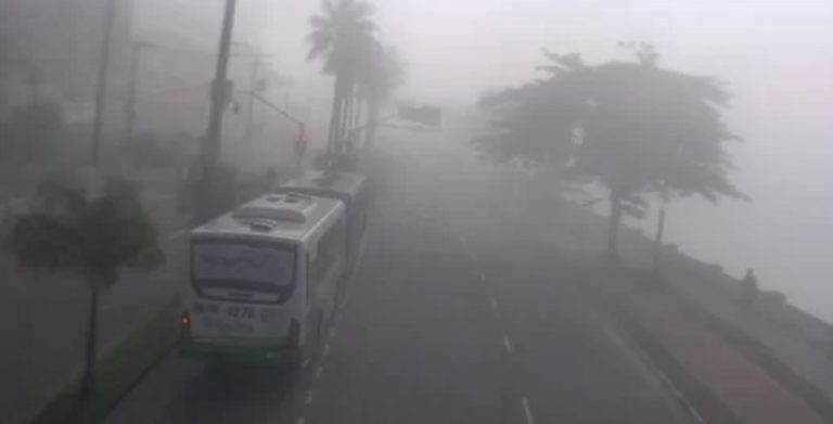 Cadê a cidade? Neblina “esconde” Santos e gera impactos na mobilidade