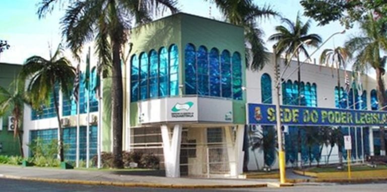 Servidores públicos de Taquaritinga protestam: “são meses de salários atrasados”