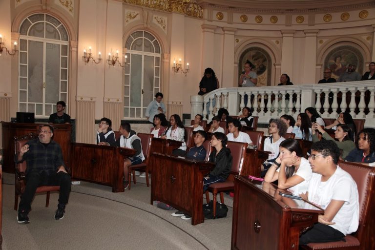 Repórter renomado da Band bate papo com estudantes de Santos