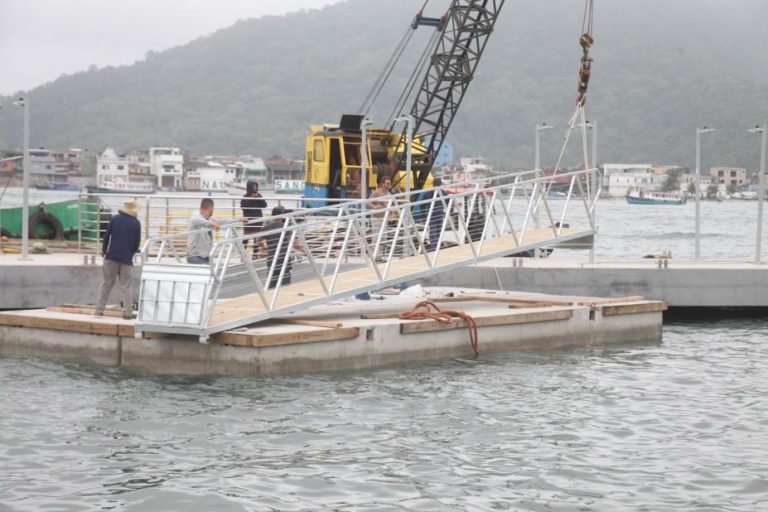 Píer flutuante de acessibilidade é implantado em ponte de Santos