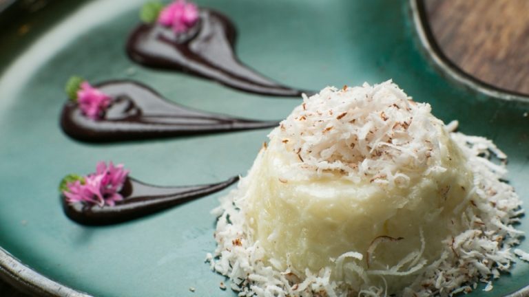 Receita: pudim de tapioca cremoso, açaí e coco crocante